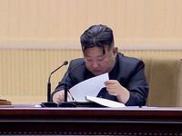 Potret Kim Jong Un Nangis, Minta Wanita Korut Perbanyak Anak