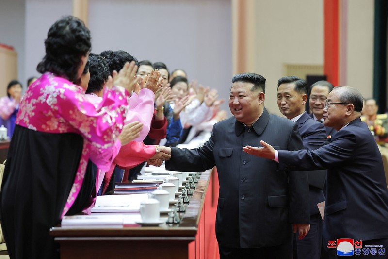 Pemimpin Korea Utara Kim Jong Un dan pendukungnya bertepuk tangan pada Pertemuan Nasional Para Ibu ke-5 di Pyongyang dalam gambar yang dirilis oleh Kantor Berita Pusat Korea pada 5 Desember 2023. (KCNA via REUTERS)