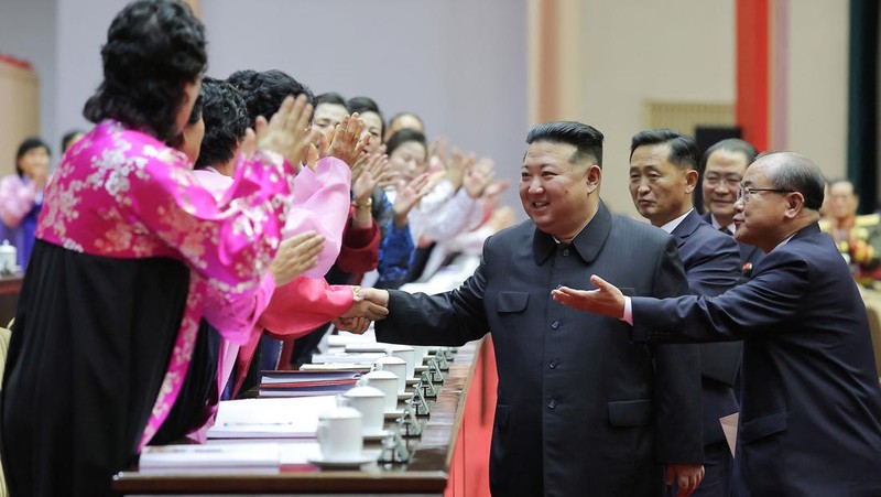 Pemimpin Korea Utara Kim Jong Un dan pendukungnya bertepuk tangan pada Pertemuan Nasional Para Ibu ke-5 di Pyongyang dalam gambar yang dirilis oleh Kantor Berita Pusat Korea pada 5 Desember 2023. (KCNA via REUTERS)