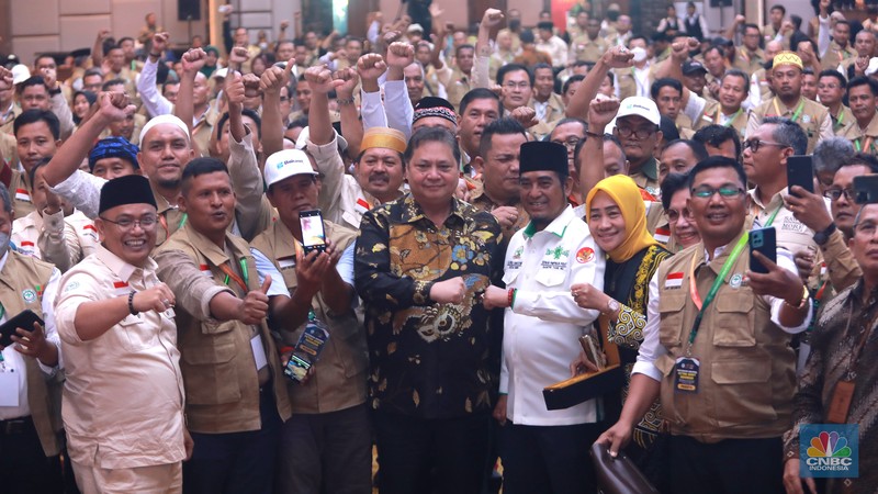 Menko Perekonomian Airlangga Hartarto memberi penghargaan APKASINDO Awards kepada Pemimpin Redaksi CNBC Indonesia, Wahyu Daniel di acara Pertemuan Nasional Petani Kelapa Sawit, di Hotel Grand Paragon, Jakarta, Kamis, (7/12/2023). CNBC Indonesia secara konsisten memberitakan tentang Industri Kelapa Sawit dalam berbagai platform media, baik televisi maupun daring. Selama tiga tahun terakhir, kerjasama antara CNBC Indonesia dengan APKASINDO, dan dukungan BPDPKS dalam mengelola isu isu terkait sawit menjadi fokus utama acara televisi yang mereka hasilkan. Pertemuan Nasional Petani Sawit Indonesia akan dihadiri 1.000 petani sawit dari 146 Kabupaten dan 22 Provinsi sentra sawit se-Indonesia. Kegiatan ini akan berlangsung mulai 6-8 Desember 2023 di Jakarta. Acara tersebut dibuka langsung oleh Menteri Koordinator Perekonomian Airlangga Hartarto dengan seremonial tabuh gendang. Pertemuan yang mengambil tema “Perkebunan Sawit Rakyat Pilar Ekonomi Indonesia” itu fokus membahas masa depan petani sawit menjelang Pemilu 2024, aspek kebijakan hulu-hilir sawit hingga permasalahan yang dihadapi berkaitan peremajaan sawit rakyat, tata niaga, dan sektor hilir. Menko Perekonomian Airlangga Hartarto memberi penghargaan APKASINDO Awards kepada Pemimpin Redaksi CNBC Indonesia, Wahyu Daniel di acara Pertemuan Nasional Petani Kelapa Sawit, di Hotel Grand Paragon, Jakarta, Kamis, (7/12/2023). CNBC Indonesia secara konsisten memberitakan tentang Industri Kelapa Sawit dalam berbagai platform media, baik televisi maupun daring. Selama tiga tahun terakhir, kerjasama antara CNBC Indonesia dengan APKASINDO, dan dukungan BPDPKS dalam mengelola isu isu terkait sawit menjadi fokus utama acara televisi yang mereka hasilkan. Pertemuan Nasional Petani Sawit Indonesia akan dihadiri 1.000 petani sawit dari 146 Kabupaten dan 22 Provinsi sentra sawit se-Indonesia. Kegiatan ini akan berlangsung mulai 6-8 Desember 2023 di Jakarta. Acara tersebut dibuka langsung oleh Menteri Koordinator Perekonomian Airlangga Hartarto dengan seremonial tabuh gendang. Pertemuan yang mengambil tema “Perkebunan Sawit Rakyat Pilar Ekonomi Indonesia” itu fokus membahas masa depan petani sawit menjelang Pemilu 2024, aspek kebijakan hulu-hilir sawit hingga permasalahan yang dihadapi berkaitan peremajaan sawit rakyat, tata niaga, dan sektor hilir. (CNBC Indonesia/Muhammad Sabki)