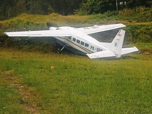 Penampakan Pesawat Dabi Air Tergelincir-Tabrak Bukit di Bandara Kogapa