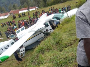 Pesawat Dabi Air Tabrak Bukit di Bandara Kogapa gegara Landasan Licin