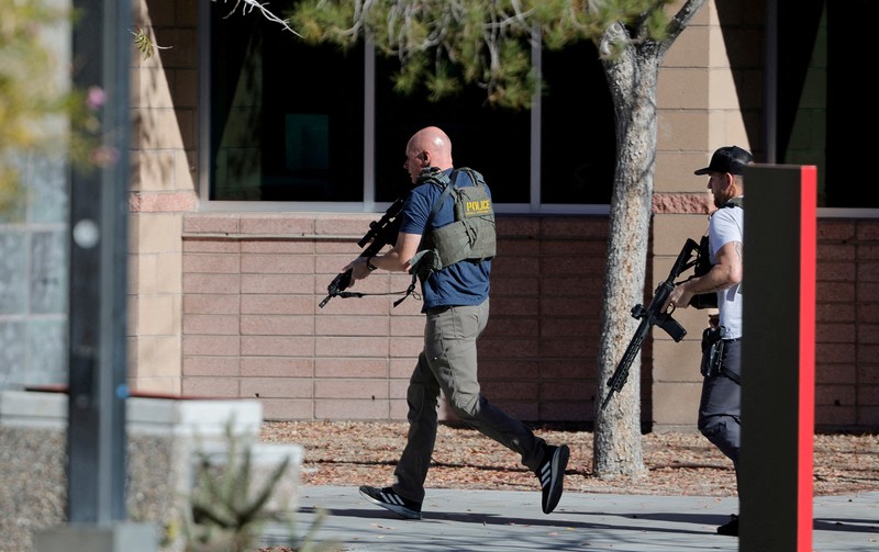Polisi Metro Las Vegas menanggapi penembakan yang dilaporkan di kampus Universitas Nevada, Las Vegas, Rabu, 6 Desember 2023, di Las Vegas. (AP Photo/Lucas Peltier)