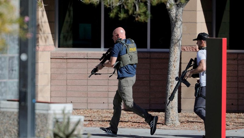 Polisi Metro Las Vegas menanggapi penembakan yang dilaporkan di kampus Universitas Nevada, Las Vegas, Rabu, 6 Desember 2023, di Las Vegas. (AP Photo/Lucas Peltier)