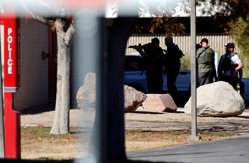 Polisi Metro Las Vegas menanggapi penembakan yang dilaporkan di kampus Universitas Nevada, Las Vegas, Rabu, 6 Desember 2023, di Las Vegas. (AP Photo/Lucas Peltier)