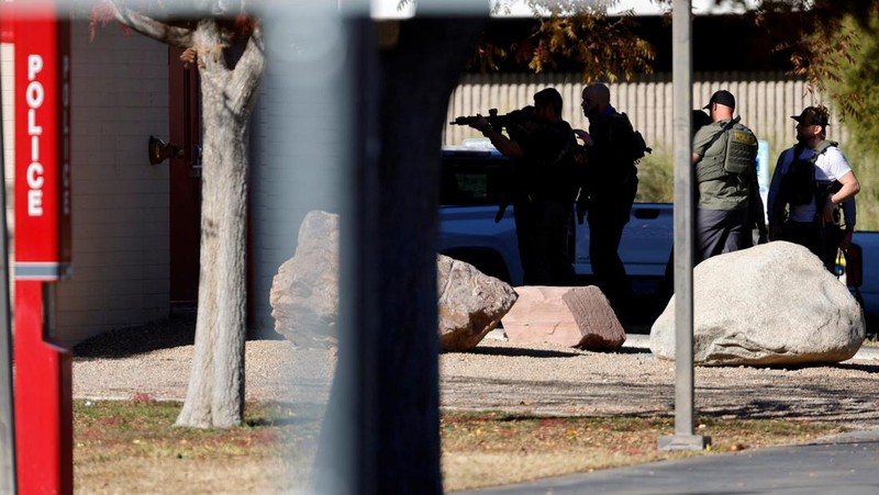 Polisi Metro Las Vegas menanggapi penembakan yang dilaporkan di kampus Universitas Nevada, Las Vegas, Rabu, 6 Desember 2023, di Las Vegas. (AP Photo/Lucas Peltier)