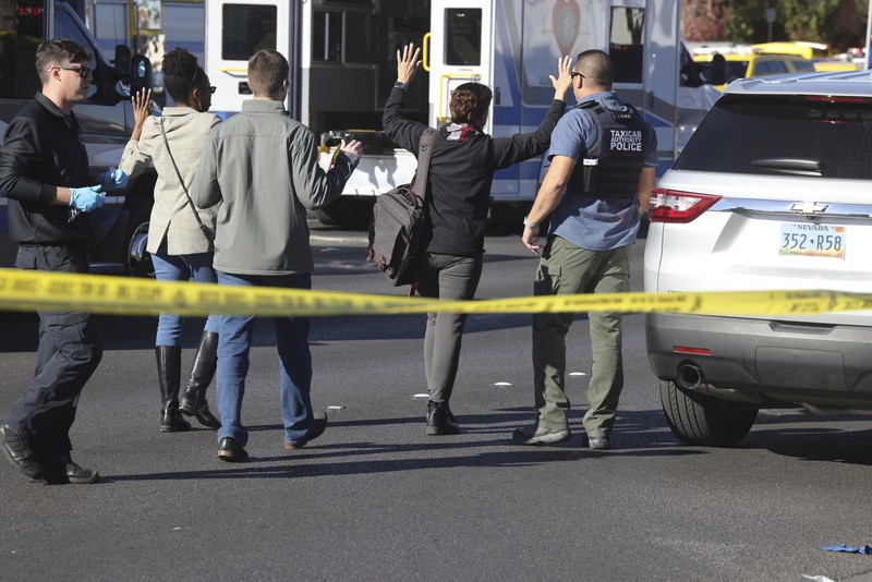 Polisi Metro Las Vegas menanggapi penembakan yang dilaporkan di kampus Universitas Nevada, Las Vegas, Rabu, 6 Desember 2023, di Las Vegas. (AP Photo/Lucas Peltier)