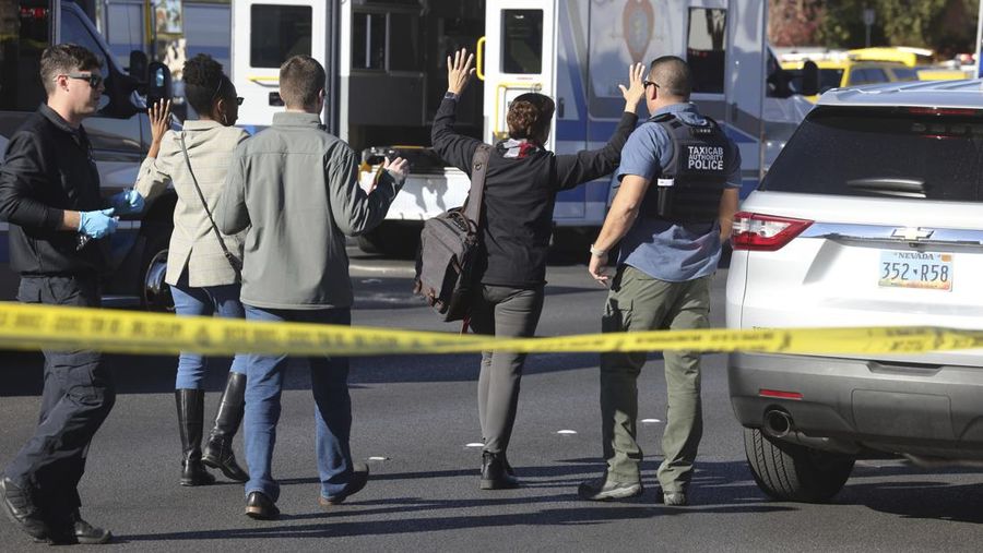Polisi Metro Las Vegas menanggapi penembakan yang dilaporkan di kampus Universitas Nevada, Las Vegas, Rabu, 6 Desember 2023, di Las Vegas. (AP Photo/Lucas Peltier)