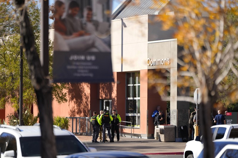 Polisi Metro Las Vegas menanggapi penembakan yang dilaporkan di kampus Universitas Nevada, Las Vegas, Rabu, 6 Desember 2023, di Las Vegas. (AP Photo/Lucas Peltier)