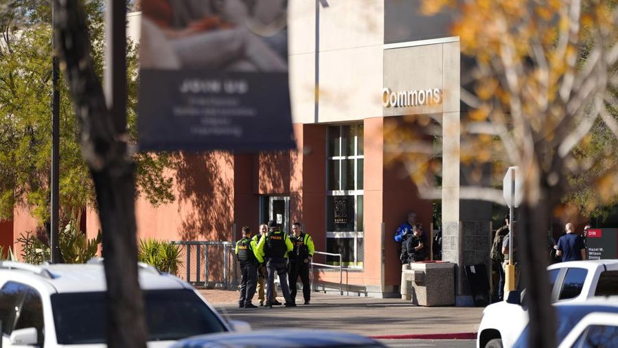 Polisi Metro Las Vegas menanggapi penembakan yang dilaporkan di kampus Universitas Nevada, Las Vegas, Rabu, 6 Desember 2023, di Las Vegas. (AP Photo/Lucas Peltier)