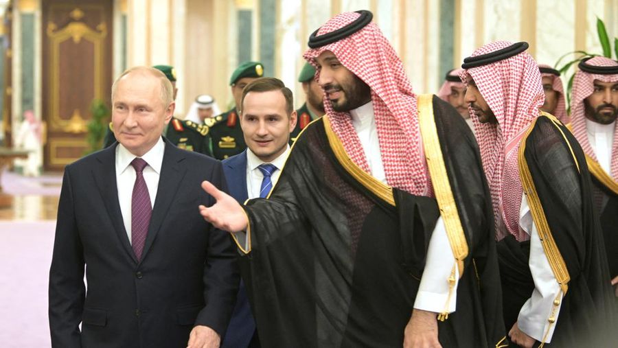 Presiden Rusa, Vladimir Putin bertemu Mohammed bin Salman. (Sputnik/Aleksey Nikolskyi/Kremlin via REUTERS)