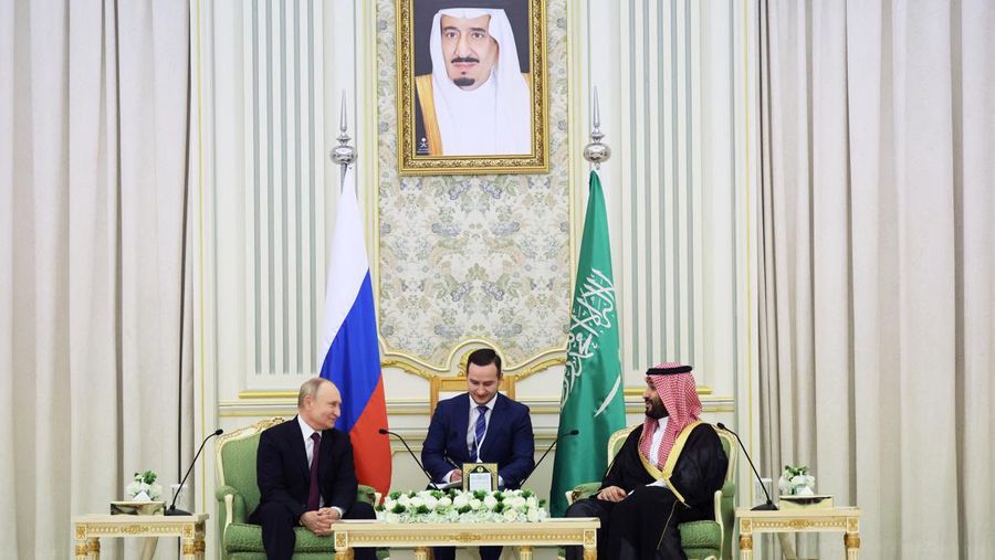 Presiden Rusia, Vladimir Putin bertemu Mohammed bin Salman. (Sputnik/Kremlin via REUTERS)
