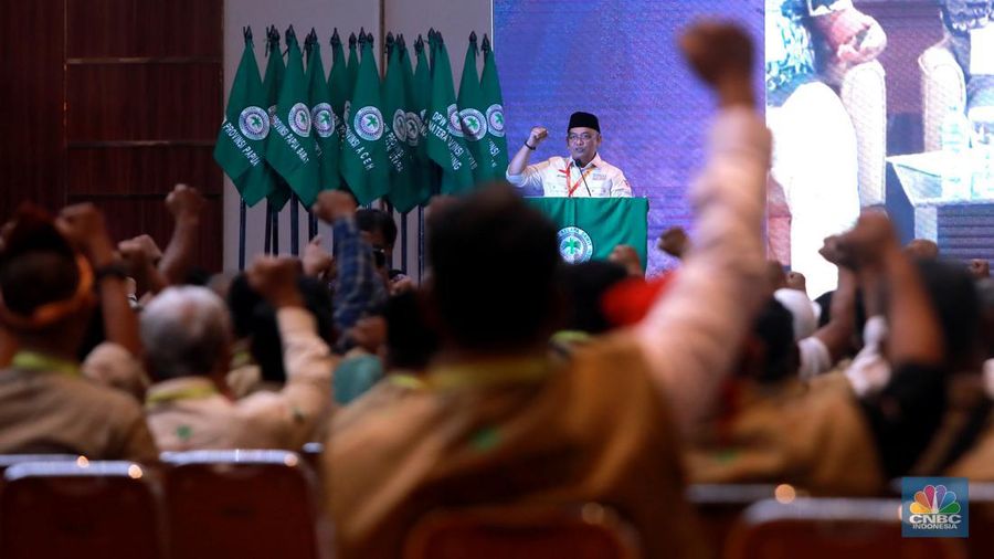 Sambutan Ketua Umum DPP APKASINDO Gulat ME Manurung di acara pertemuan Nasional Petani Kelapa Sawit, di Hotel Grand Paragon, Jakarta, Kamis, (7/12/2023). (CNBC Indonesia/Muhammad Sabki)