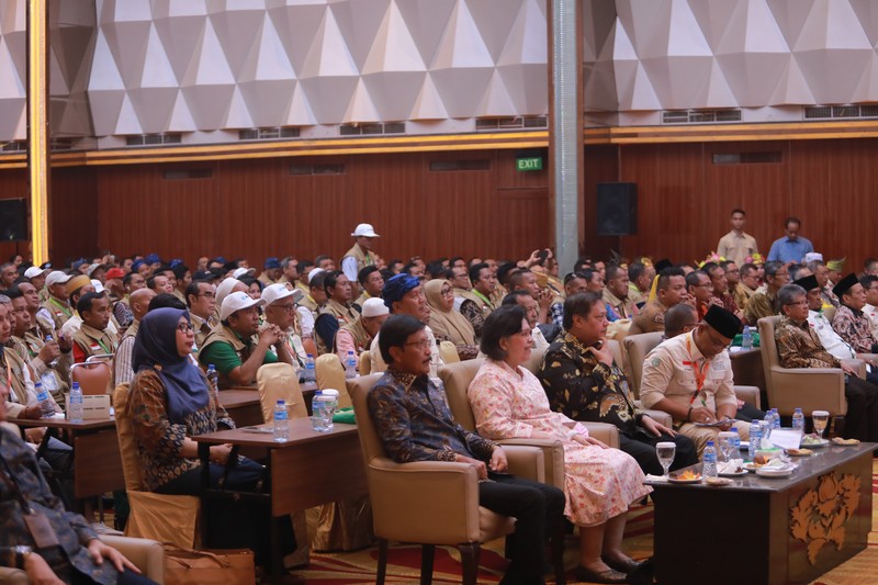 Menko Perekonomian Airlangga Hartarto memberi penghargaan APKASINDO Awards kepada Pemimpin Redaksi CNBC Indonesia, Wahyu Daniel di acara Pertemuan Nasional Petani Kelapa Sawit, di Hotel Grand Paragon, Jakarta, Kamis, (7/12/2023). CNBC Indonesia secara konsisten memberitakan tentang Industri Kelapa Sawit dalam berbagai platform media, baik televisi maupun daring. Selama tiga tahun terakhir, kerjasama antara CNBC Indonesia dengan APKASINDO, dan dukungan BPDPKS dalam mengelola isu isu terkait sawit menjadi fokus utama acara televisi yang mereka hasilkan. Pertemuan Nasional Petani Sawit Indonesia akan dihadiri 1.000 petani sawit dari 146 Kabupaten dan 22 Provinsi sentra sawit se-Indonesia. Kegiatan ini akan berlangsung mulai 6-8 Desember 2023 di Jakarta. Acara tersebut dibuka langsung oleh Menteri Koordinator Perekonomian Airlangga Hartarto dengan seremonial tabuh gendang. Pertemuan yang mengambil tema “Perkebunan Sawit Rakyat Pilar Ekonomi Indonesia” itu fokus membahas masa depan petani sawit menjelang Pemilu 2024, aspek kebijakan hulu-hilir sawit hingga permasalahan yang dihadapi berkaitan peremajaan sawit rakyat, tata niaga, dan sektor hilir. Menko Perekonomian Airlangga Hartarto memberi penghargaan APKASINDO Awards kepada Pemimpin Redaksi CNBC Indonesia, Wahyu Daniel di acara Pertemuan Nasional Petani Kelapa Sawit, di Hotel Grand Paragon, Jakarta, Kamis, (7/12/2023). CNBC Indonesia secara konsisten memberitakan tentang Industri Kelapa Sawit dalam berbagai platform media, baik televisi maupun daring. Selama tiga tahun terakhir, kerjasama antara CNBC Indonesia dengan APKASINDO, dan dukungan BPDPKS dalam mengelola isu isu terkait sawit menjadi fokus utama acara televisi yang mereka hasilkan. Pertemuan Nasional Petani Sawit Indonesia akan dihadiri 1.000 petani sawit dari 146 Kabupaten dan 22 Provinsi sentra sawit se-Indonesia. Kegiatan ini akan berlangsung mulai 6-8 Desember 2023 di Jakarta. Acara tersebut dibuka langsung oleh Menteri Koordinator Perekonomian Airlangga Hartarto dengan seremonial tabuh gendang. Pertemuan yang mengambil tema “Perkebunan Sawit Rakyat Pilar Ekonomi Indonesia” itu fokus membahas masa depan petani sawit menjelang Pemilu 2024, aspek kebijakan hulu-hilir sawit hingga permasalahan yang dihadapi berkaitan peremajaan sawit rakyat, tata niaga, dan sektor hilir. (CNBC Indonesia/Muhammad Sabki)
