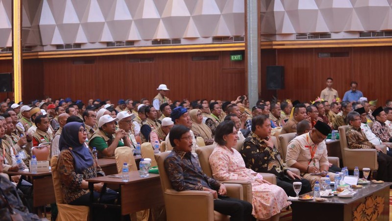 Menko Perekonomian Airlangga Hartarto memberi penghargaan APKASINDO Awards kepada Pemimpin Redaksi CNBC Indonesia, Wahyu Daniel di acara Pertemuan Nasional Petani Kelapa Sawit, di Hotel Grand Paragon, Jakarta, Kamis, (7/12/2023). CNBC Indonesia secara konsisten memberitakan tentang Industri Kelapa Sawit dalam berbagai platform media, baik televisi maupun daring. Selama tiga tahun terakhir, kerjasama antara CNBC Indonesia dengan APKASINDO, dan dukungan BPDPKS dalam mengelola isu isu terkait sawit menjadi fokus utama acara televisi yang mereka hasilkan.   Pertemuan Nasional Petani Sawit Indonesia akan dihadiri 1.000 petani sawit dari 146 Kabupaten dan 22 Provinsi sentra sawit se-Indonesia. Kegiatan ini akan berlangsung mulai 6-8 Desember 2023 di Jakarta.  Acara tersebut dibuka langsung oleh Menteri Koordinator Perekonomian Airlangga Hartarto dengan seremonial tabuh gendang.   Pertemuan yang mengambil tema “Perkebunan Sawit Rakyat Pilar Ekonomi Indonesia” itu fokus membahas masa depan petani sawit menjelang Pemilu 2024, aspek kebijakan hulu-hilir sawit hingga permasalahan yang dihadapi berkaitan peremajaan sawit rakyat, tata niaga, dan sektor hilir. (CNBC Indonesia/Muhammad Sabki)