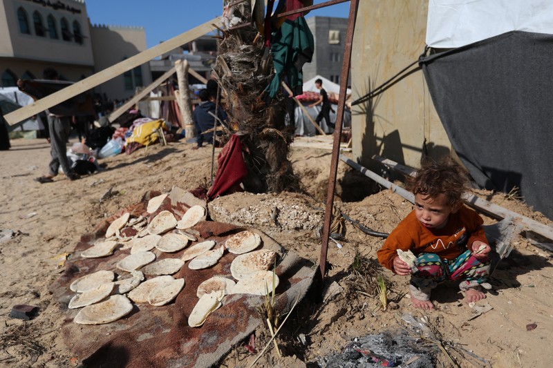 Warga Palestina yang terluka akibat pemboman Israel di Jalur Gaza tiba di sebuah rumah sakit di Rafah, pada Rabu, 6 Desember 2023. (AP Photo/Hatem Ali)