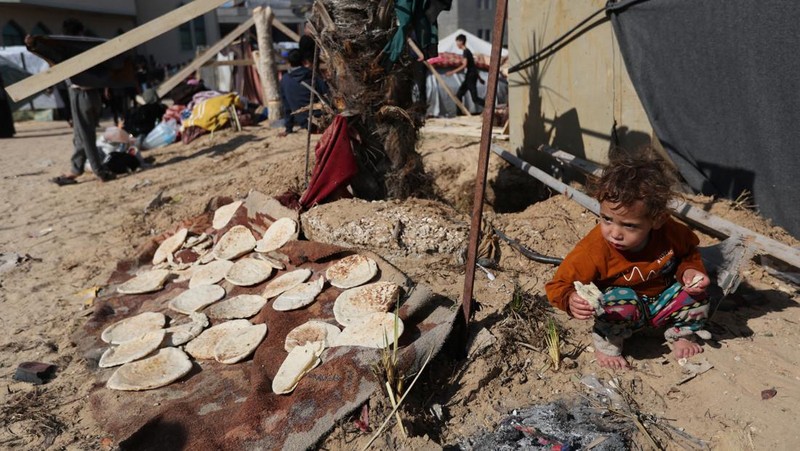 Warga Palestina yang terluka akibat pemboman Israel di Jalur Gaza tiba di sebuah rumah sakit di Rafah, pada Rabu, 6 Desember 2023. (AP Photo/Hatem Ali)