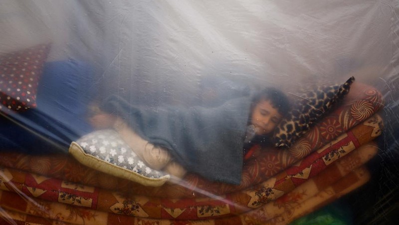 Warga Palestina yang terluka akibat pemboman Israel di Jalur Gaza tiba di sebuah rumah sakit di Rafah, pada Rabu, 6 Desember 2023. (AP Photo/Hatem Ali)