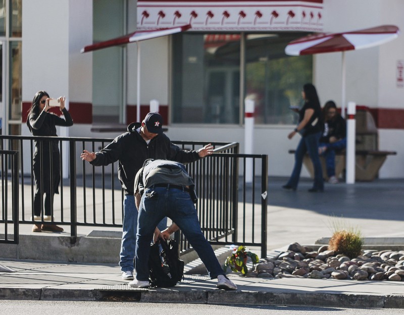 Polisi Metro Las Vegas menanggapi penembakan yang dilaporkan di kampus Universitas Nevada, Las Vegas, Rabu, 6 Desember 2023, di Las Vegas. (AP Photo/Lucas Peltier)