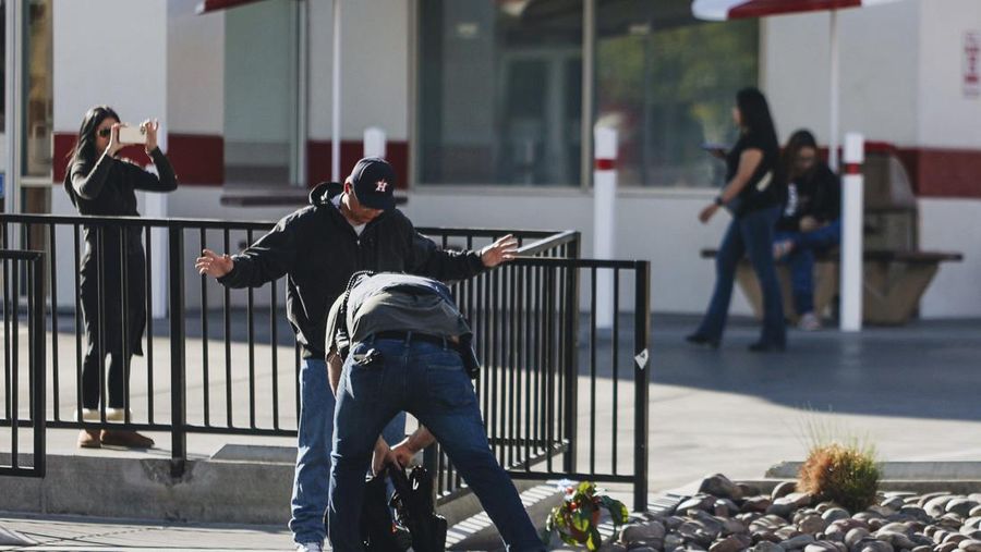 Polisi Metro Las Vegas menanggapi penembakan yang dilaporkan di kampus Universitas Nevada, Las Vegas, Rabu, 6 Desember 2023, di Las Vegas. (AP Photo/Lucas Peltier)
