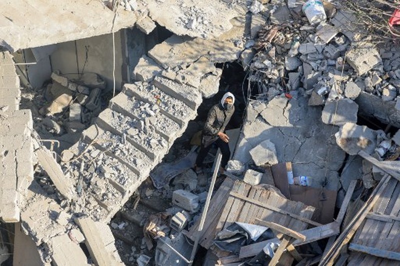 Kepulan asap saat serangan militer Israel di Jalur Gaza, Kamis (7/12/2023). Menahem KAHANA / AFP)