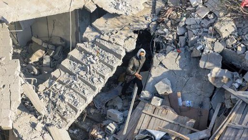 Kepulan asap saat serangan militer Israel di Jalur Gaza, Kamis (7/12/2023). Menahem KAHANA / AFP)