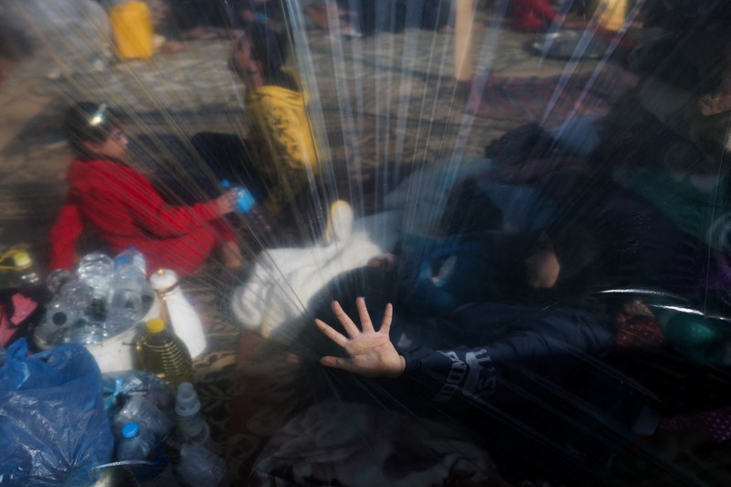 Warga Palestina yang terluka akibat pemboman Israel di Jalur Gaza tiba di sebuah rumah sakit di Rafah, pada Rabu, 6 Desember 2023. Warga Palestina yang terluka akibat pemboman Israel di Jalur Gaza tiba di sebuah rumah sakit di Rafah, pada Rabu, 6 Desember 2023. (AP Photo/Hatem Ali)