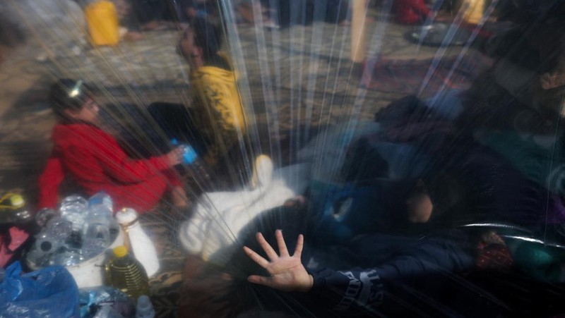 Warga Palestina yang terluka akibat pemboman Israel di Jalur Gaza tiba di sebuah rumah sakit di Rafah, pada Rabu, 6 Desember 2023. (AP Photo/Hatem Ali)