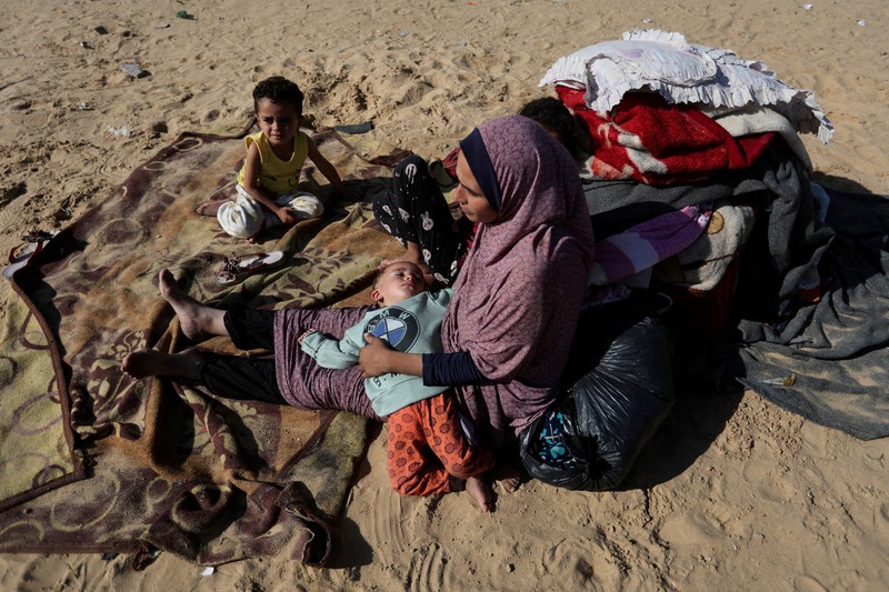 Warga Palestina yang terluka akibat pemboman Israel di Jalur Gaza tiba di sebuah rumah sakit di Rafah, pada Rabu, 6 Desember 2023. Warga Palestina yang terluka akibat pemboman Israel di Jalur Gaza tiba di sebuah rumah sakit di Rafah, pada Rabu, 6 Desember 2023. (AP Photo/Hatem Ali)