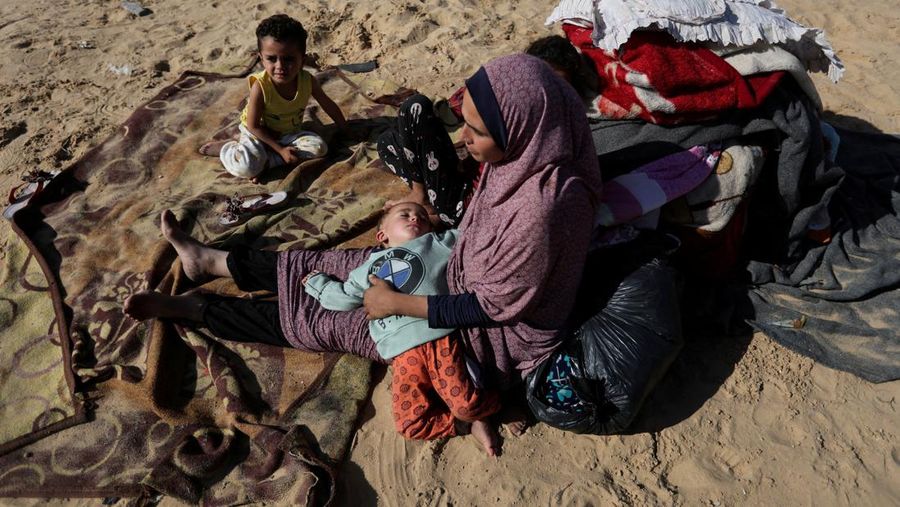 Warga Palestina yang terluka akibat pemboman Israel di Jalur Gaza tiba di sebuah rumah sakit di Rafah, pada Rabu, 6 Desember 2023. (AP Photo/Hatem Ali)