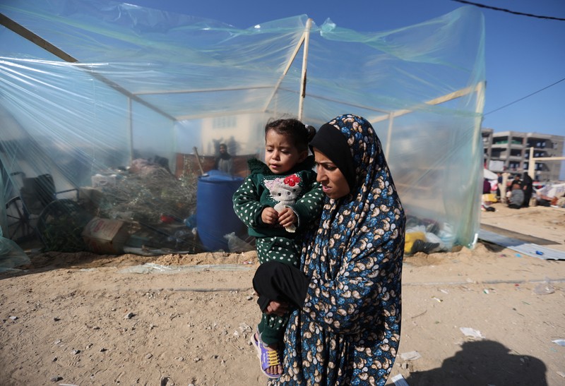 Warga Palestina yang terluka akibat pemboman Israel di Jalur Gaza tiba di sebuah rumah sakit di Rafah, pada Rabu, 6 Desember 2023. (AP Photo/Hatem Ali)