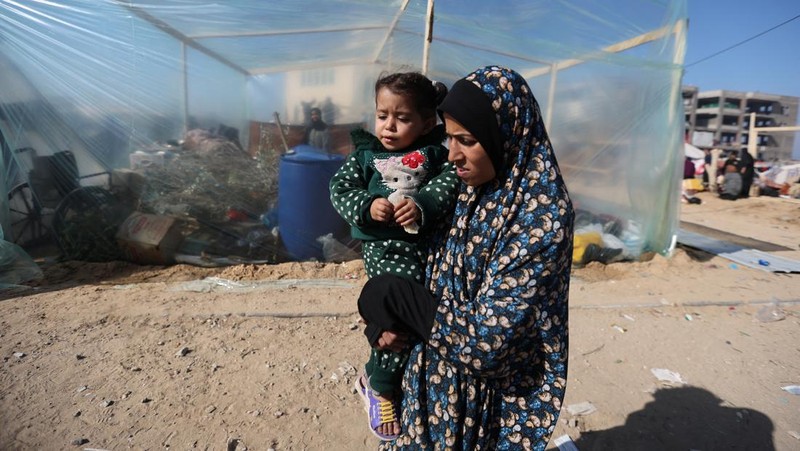 Warga Palestina yang terluka akibat pemboman Israel di Jalur Gaza tiba di sebuah rumah sakit di Rafah, pada Rabu, 6 Desember 2023. (AP Photo/Hatem Ali)