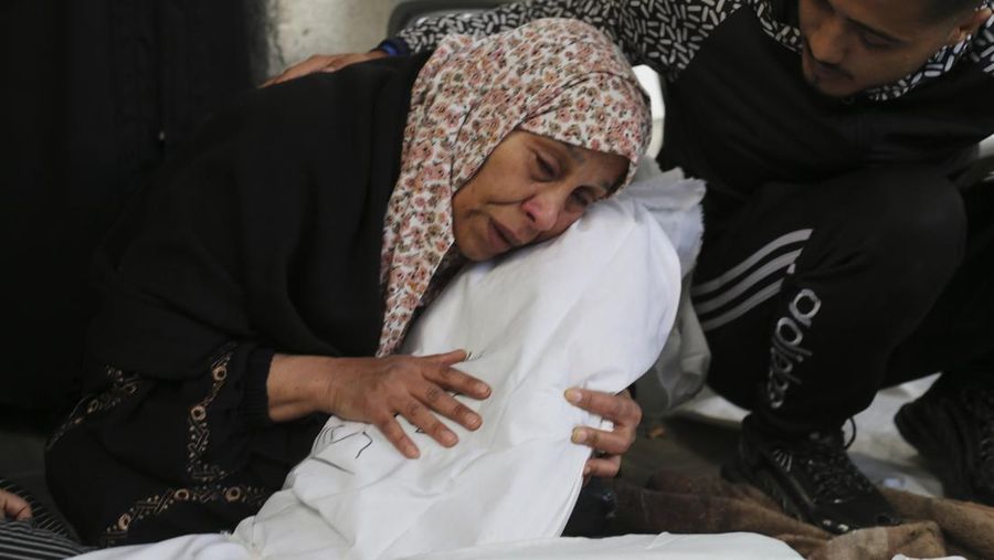 Kepulan asap saat serangan militer Israel di Jalur Gaza, Kamis (7/12/2023). Menahem KAHANA / AFP)