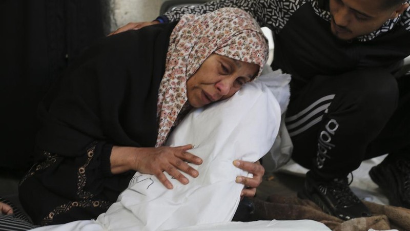 Kepulan asap saat serangan militer Israel di Jalur Gaza, Kamis (7/12/2023). Menahem KAHANA / AFP)