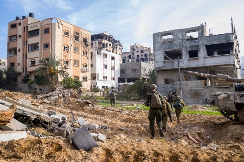 Kepulan asap saat serangan militer Israel di Jalur Gaza, Kamis (7/12/2023). Menahem KAHANA / AFP) Kepulan asap saat serangan militer Israel di Jalur Gaza, Kamis (7/12/2023). Menahem KAHANA / AFP)