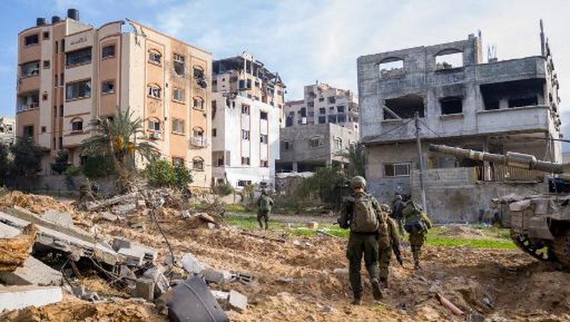 Kepulan asap saat serangan militer Israel di Jalur Gaza, Kamis (7/12/2023). Menahem KAHANA / AFP)