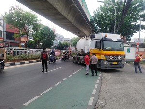 Truk BBM Mogok dan Melintang di Jalan Tendean, Lalin Macet Panjang