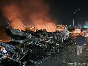 Truk Metanol Terbakar Hebat di Tol Jombang Gegara Pecah Ban