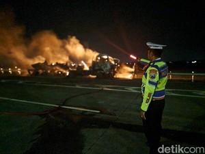 Ledakan Berulang Kali Terjadi Saat Truk Tangki Terbakar Hebat di Tol Jombang