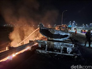 Truk Tangki Metanol Terbakar Hebat di Tol Jombang, Sopir Dipastikan Selamat