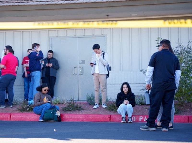 Polisi Metro Las Vegas menanggapi penembakan yang dilaporkan di kampus Universitas Nevada, Las Vegas, Rabu, 6 Desember 2023, di Las Vegas. (AP Photo/Lucas Peltier)