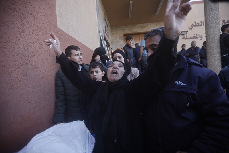Warga Palestina yang terluka akibat pemboman Israel di Jalur Gaza tiba di sebuah rumah sakit di Rafah, pada Rabu, 6 Desember 2023. Warga Palestina yang terluka akibat pemboman Israel di Jalur Gaza tiba di sebuah rumah sakit di Rafah, pada Rabu, 6 Desember 2023. (AP Photo/Hatem Ali)