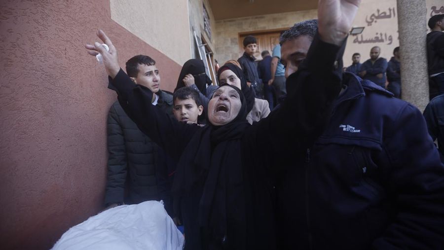 Warga Palestina yang terluka akibat pemboman Israel di Jalur Gaza tiba di sebuah rumah sakit di Rafah, pada Rabu, 6 Desember 2023. (AP Photo/Hatem Ali)