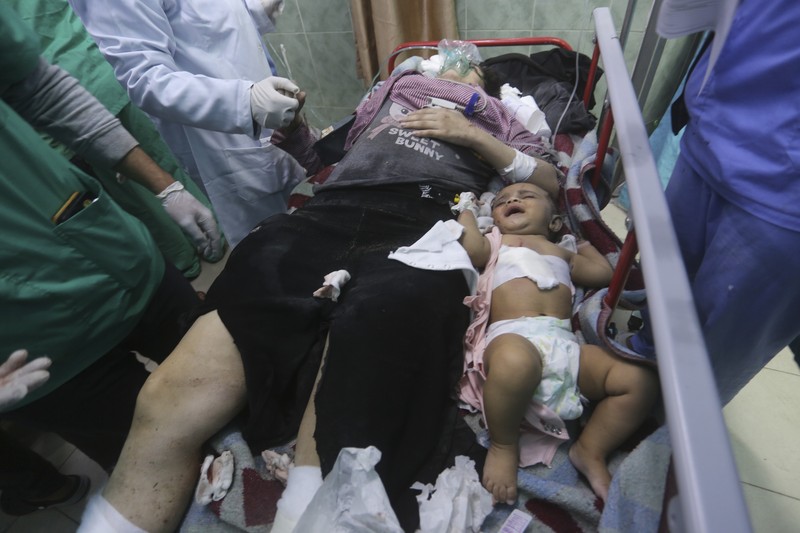 Warga Palestina yang terluka akibat pemboman Israel di Jalur Gaza tiba di sebuah rumah sakit di Rafah, pada Rabu, 6 Desember 2023. (AP Photo/Hatem Ali)