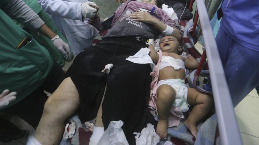 Warga Palestina yang terluka akibat pemboman Israel di Jalur Gaza tiba di sebuah rumah sakit di Rafah, pada Rabu, 6 Desember 2023. (AP Photo/Hatem Ali)