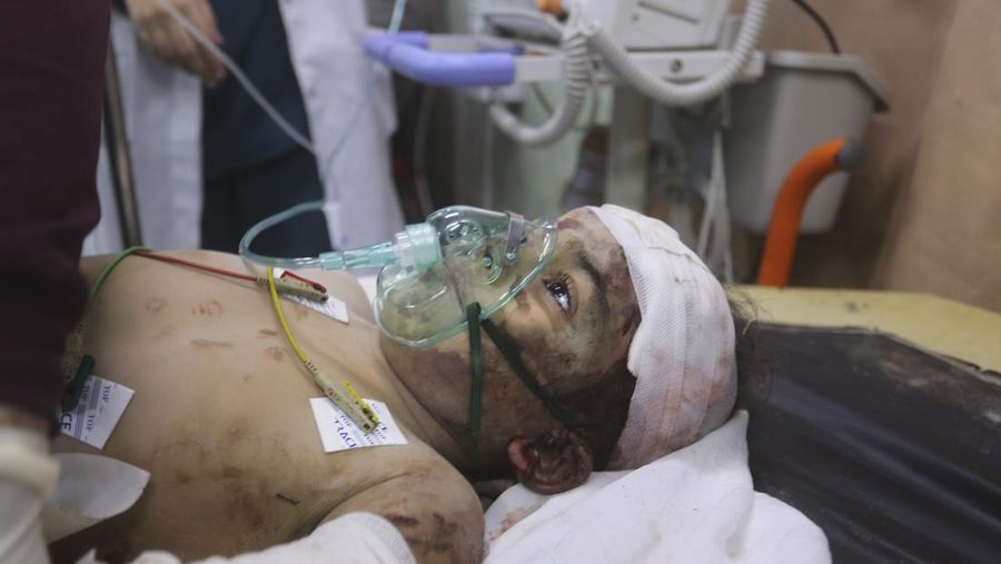 Warga Palestina yang terluka akibat pemboman Israel di Jalur Gaza tiba di sebuah rumah sakit di Rafah, pada Rabu, 6 Desember 2023. (AP Photo/Hatem Ali)