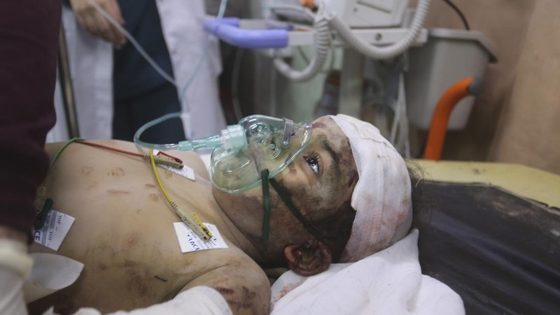 Warga Palestina yang terluka akibat pemboman Israel di Jalur Gaza tiba di sebuah rumah sakit di Rafah, pada Rabu, 6 Desember 2023. (AP Photo/Hatem Ali)