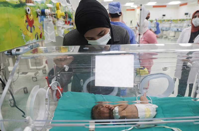 Bayi prematur asal Palestina yang dievakuasi dari konflik anata milter Isarel dan Hamas di Gaza menerima perawatan di Rumah Sakit (RS) New Administrative Capital (NAC), Kairo TImur, Mesir, Rabu (6/12/2023). (REUTERS/Amr Abdallah Dalsh) Bayi prematur asal Palestina yang dievakuasi dari konflik anata milter Isarel dan Hamas di Gaza menerima perawatan di Rumah Sakit (RS) New Administrative Capital (NAC), Kairo TImur, Mesir, Rabu (6/12/2023). (REUTERS/Amr Abdallah Dalsh)