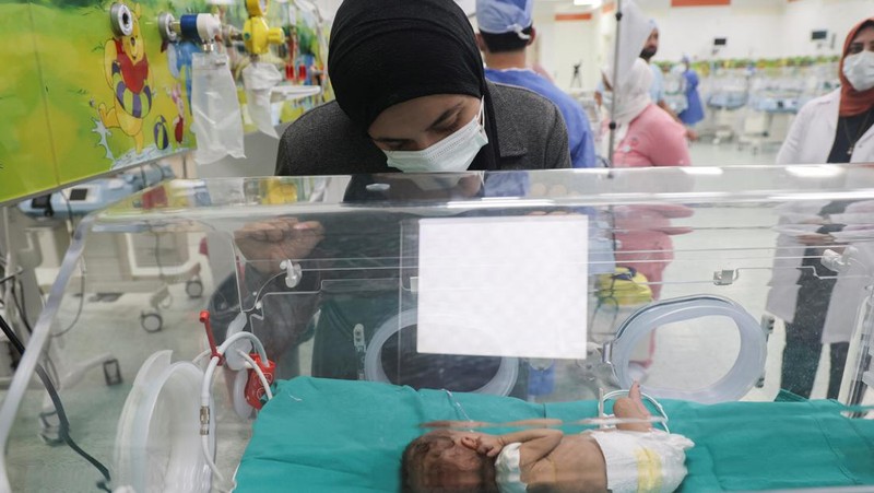 Bayi prematur asal Palestina yang dievakuasi dari konflik anata milter Isarel dan Hamas di Gaza menerima perawatan di Rumah Sakit (RS) New Administrative Capital (NAC), Kairo TImur, Mesir, Rabu (6/12/2023). (REUTERS/Amr Abdallah Dalsh)