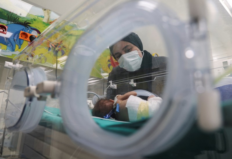 Bayi prematur asal Palestina yang dievakuasi dari konflik anata milter Isarel dan Hamas di Gaza menerima perawatan di Rumah Sakit (RS) New Administrative Capital (NAC), Kairo TImur, Mesir, Rabu (6/12/2023). (REUTERS/Amr Abdallah Dalsh)